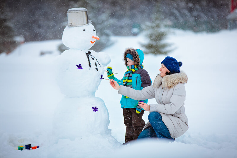 Comment faire un bonhomme de neige de la neige de vos propres mains