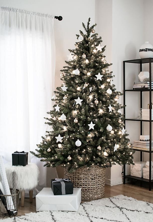 Sapin de Noël pour la nouvelle année dans le minimalisme