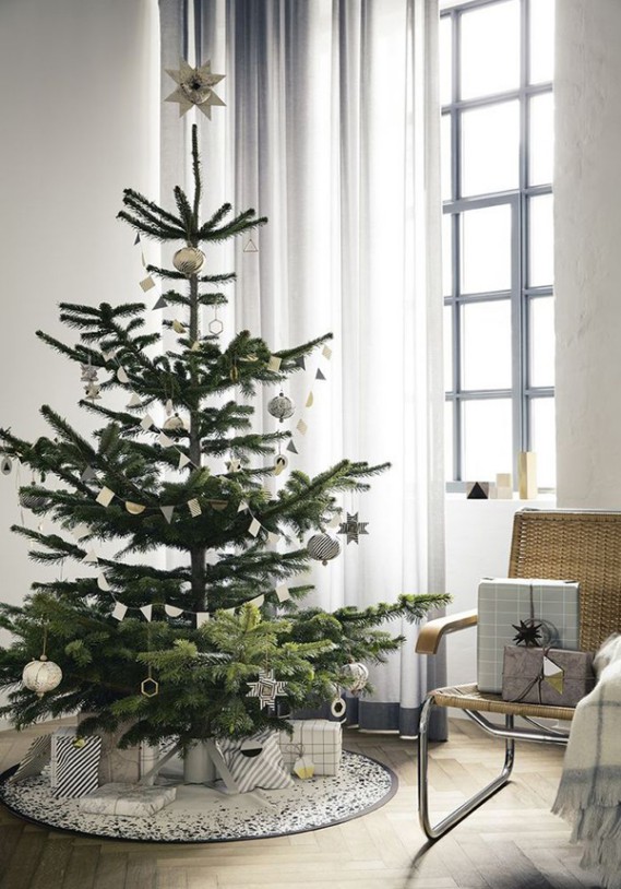 Sapin de Noël pour le nouvel an dans le style du minimalisme