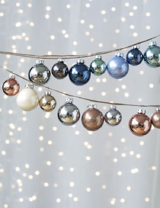 Guirlande de boules de Noël pour décorer la fenêtre