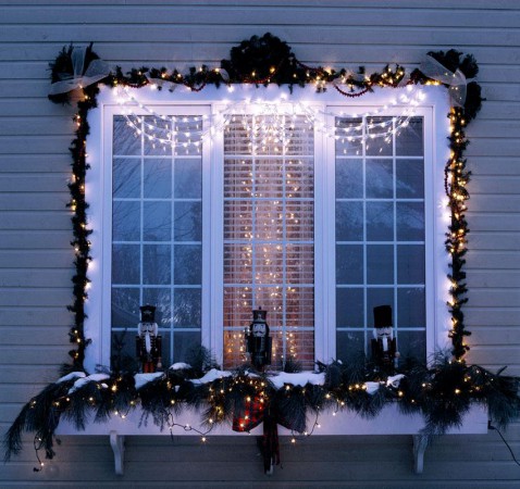 Comme c'est beau de décorer une fenêtre avec une guirlande pour la nouvelle année