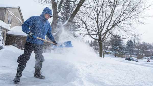 Comment enlever la neige avec une pelle