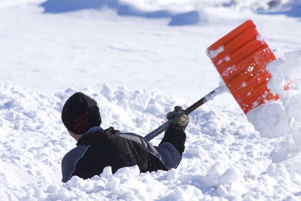 Construire de la neige avec une pelle