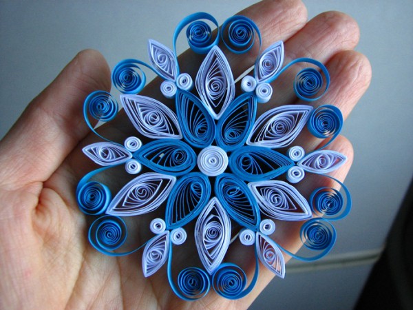 Flocon de neige pour décorer une fenêtre pour la nouvelle année en utilisant la technique du quilling