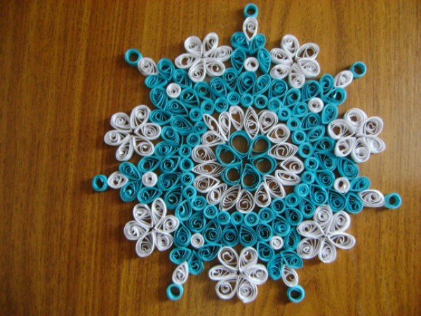 Flocon de neige pour la nouvelle année en utilisant la technique de quilling