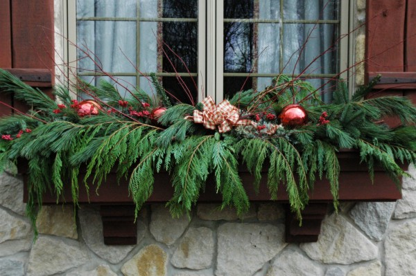 Nous décorons la fenêtre à l'extérieur pour la nouvelle année