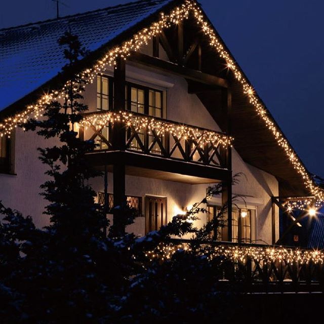 Décorer la maison à l'extérieur avec une guirlande