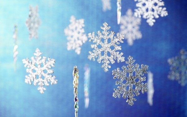 Décoration de plafond pour le nouvel an avec une pluie de flocons de neige