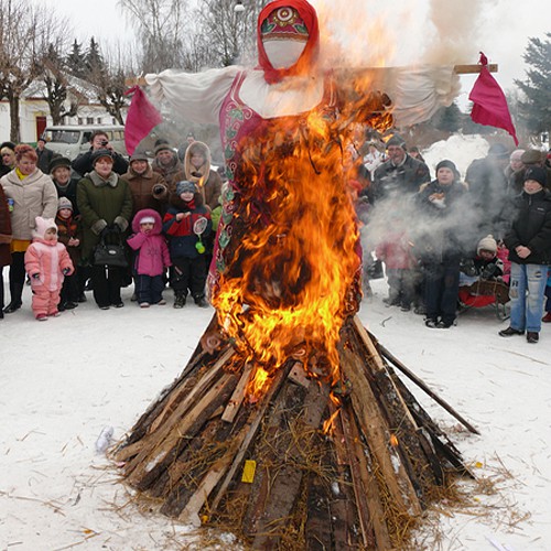 Brûler un épouvantail au carnaval